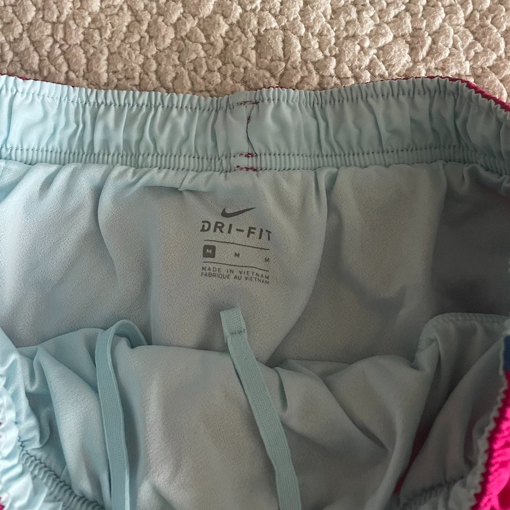 Nike Tempo Shorts Raspberry size medium - Picture 2 of 3